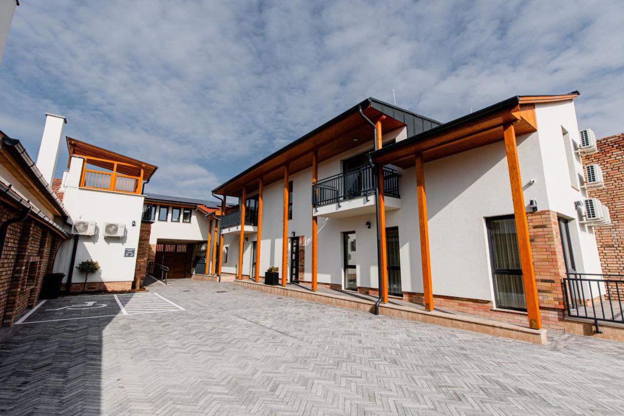 H11 Rooms Esztergom Bagian luar foto